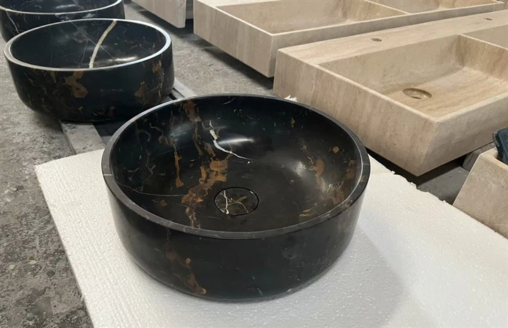 Mustast marmorist anuma valamu