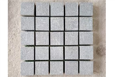 Tumehall graniidist munakivisillutis Laos