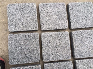 Tumehall Graniit Kummutatud graniit