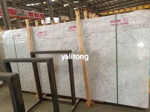 Valged Carrara marmorist plaadid