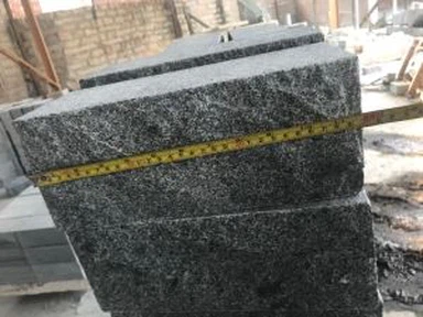 Tumehall graniidist seinaplokid