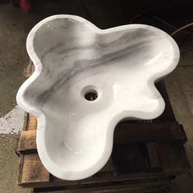 Volakas valge marmorist valamuga vannituba