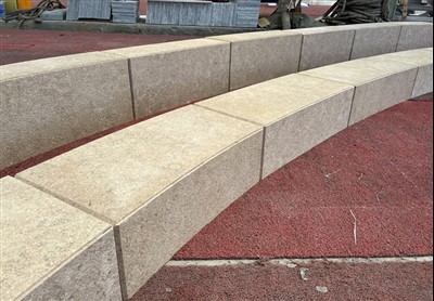 Kaarekujuline beež paekivist välitrepp